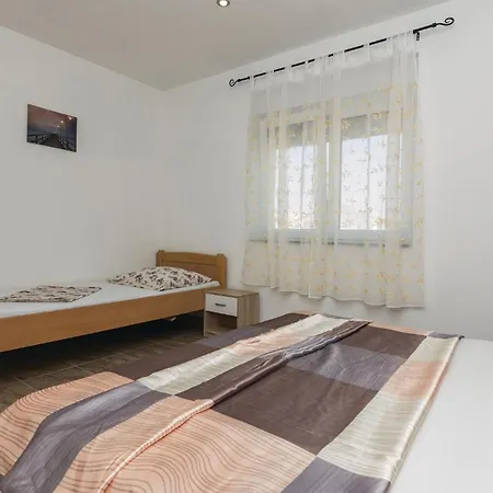 Appartamento Two-bedroom In Vir